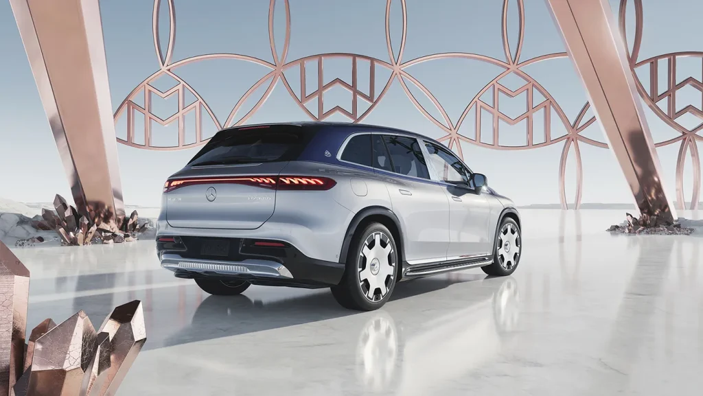 2025 EQS MAYBACH SUV GAL 002 Q FE DR.jpg