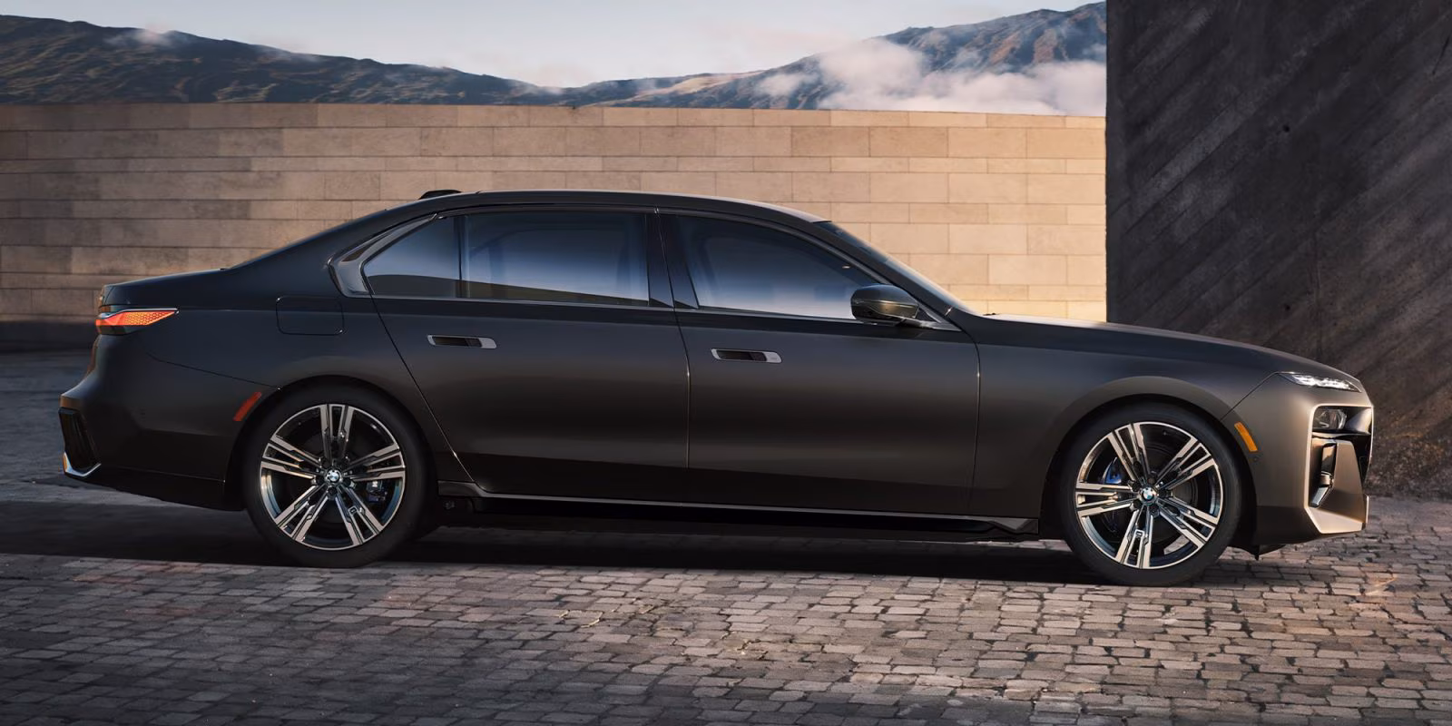 BMW 7 Series 2025: The Future of Flagship Luxury 4 THE BMW 7 SERIES SEDAN 2025