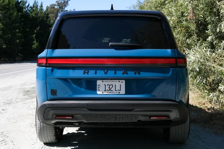 Rivian R1S 2025 11 rivian r1s 2nd.jpg