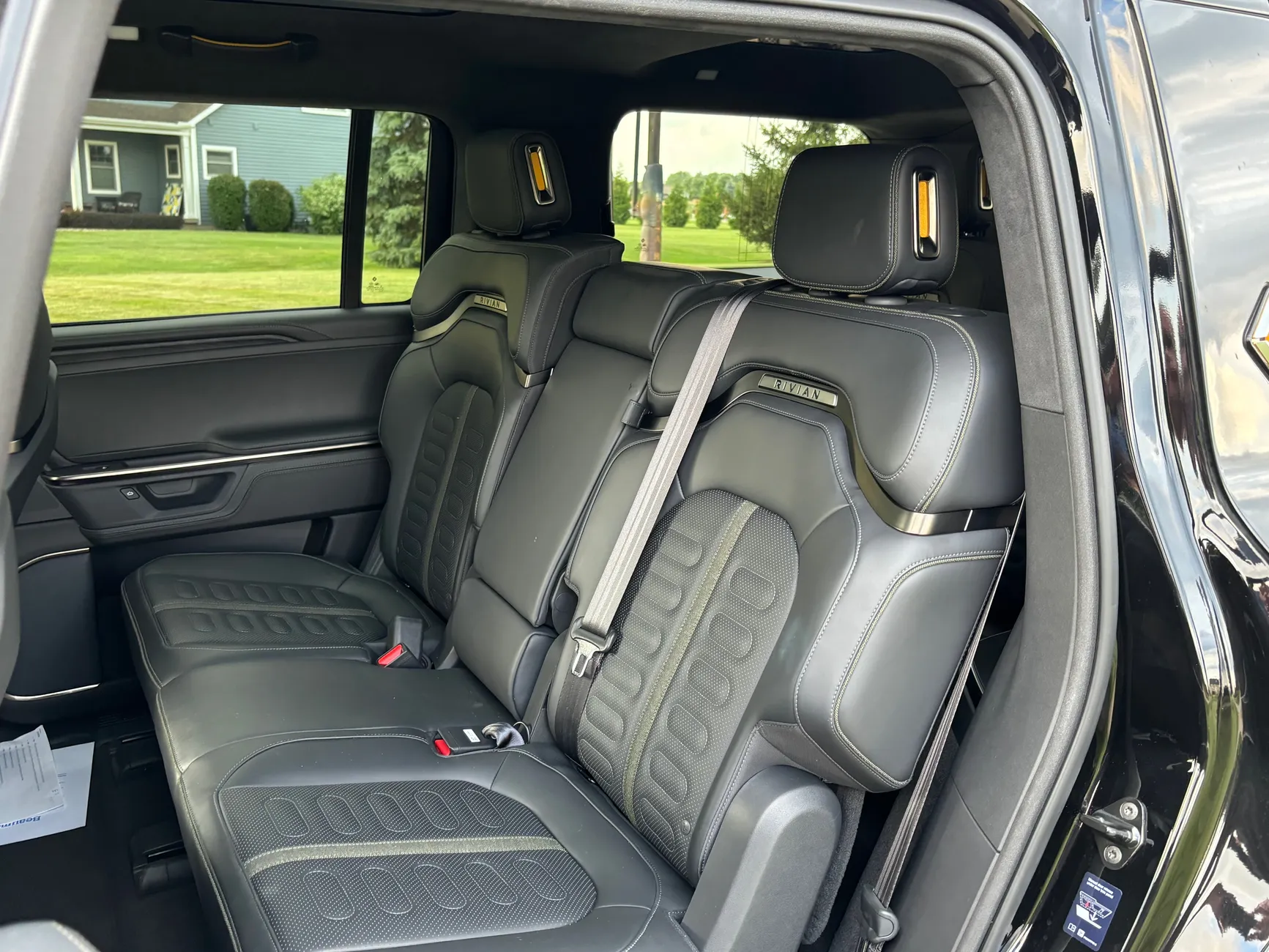 Rivian R1S 2025 5 rivian r1s 01 int